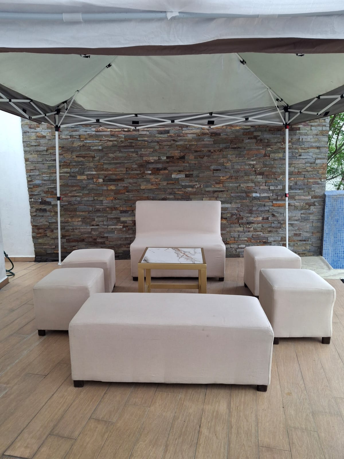 Sala Lounge Tradicional con funda beige renta en Monterrey